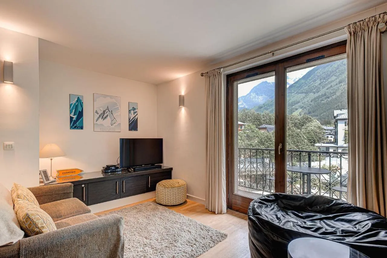 Apartment Cosmiques - Alpes Travel - Central Chamonix - Sleeps 4 0*,