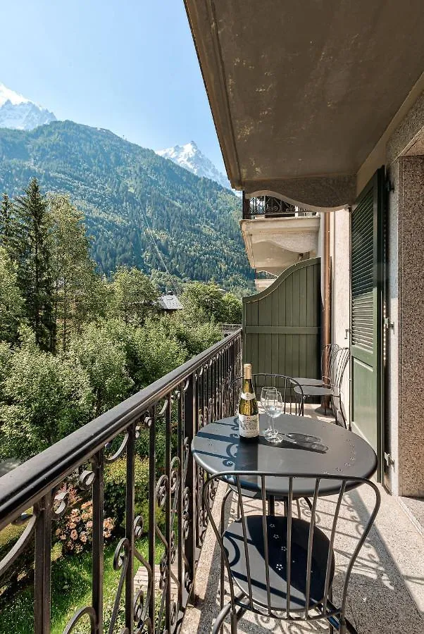 Apartment Cosmiques - Alpes Travel - Central Chamonix - Sleeps 4 France