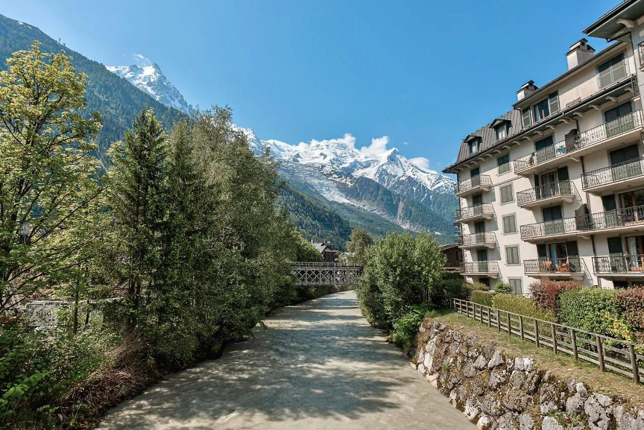 Apartment Cosmiques - Alpes Travel - Central Chamonix - Sleeps 4