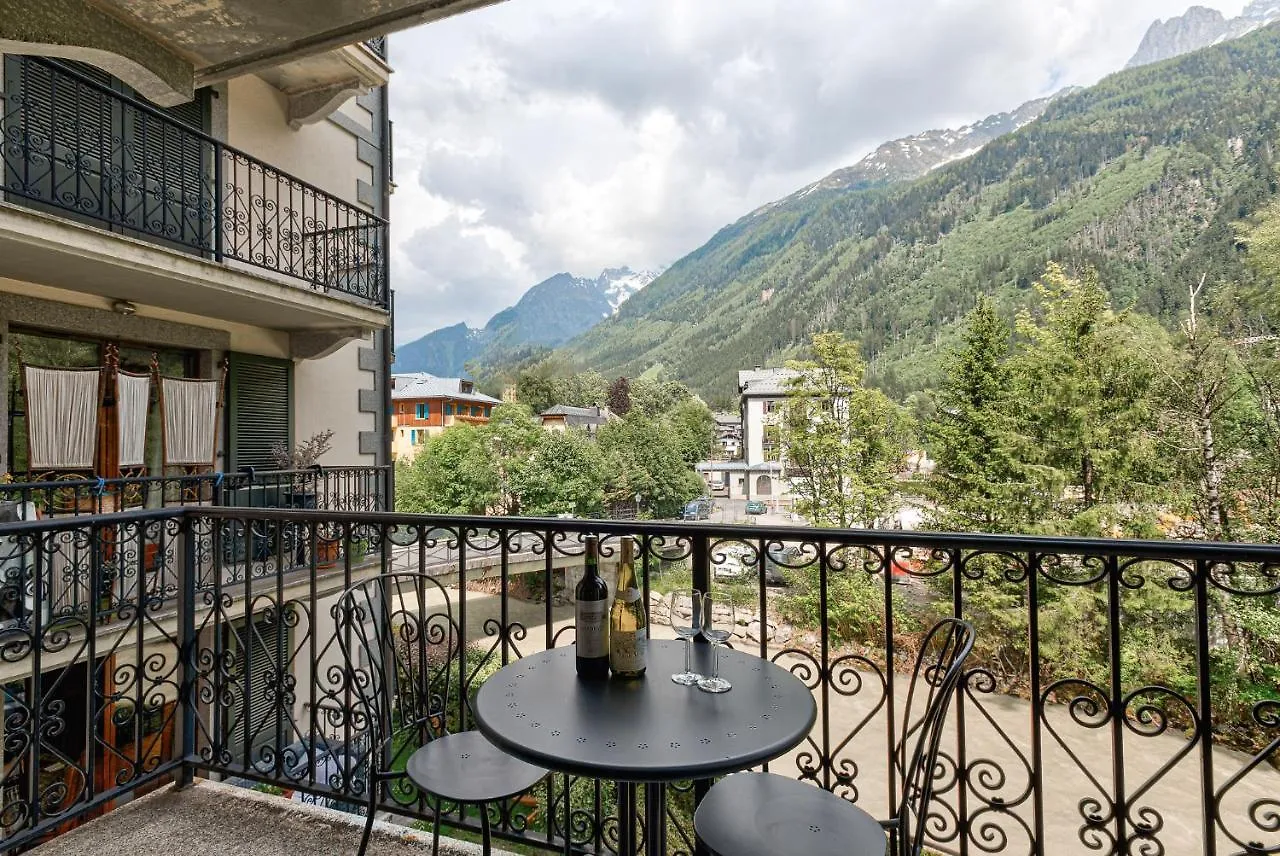 Apartment Cosmiques - Alpes Travel - Central Chamonix - Sleeps 4