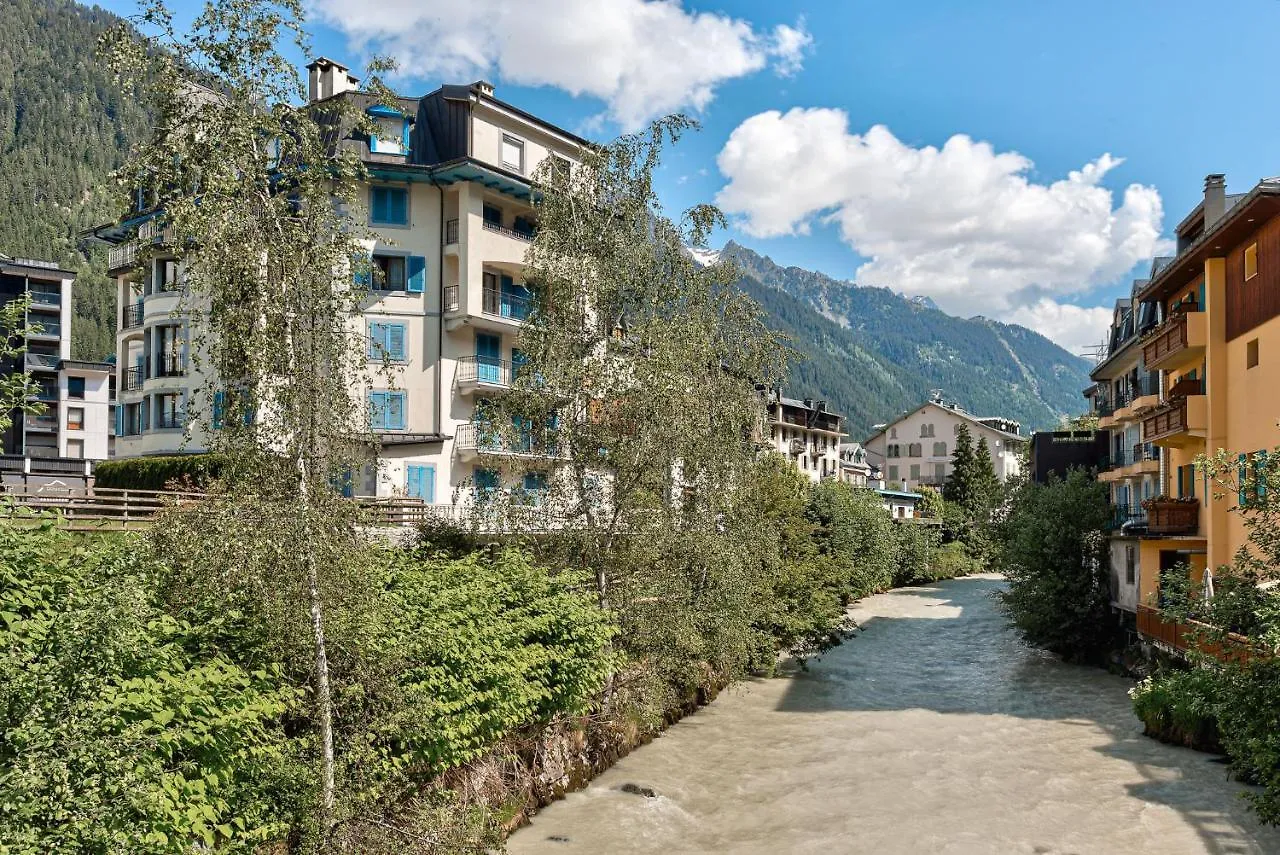 Apartment Cosmiques - Alpes Travel - Central Chamonix - Sleeps 4