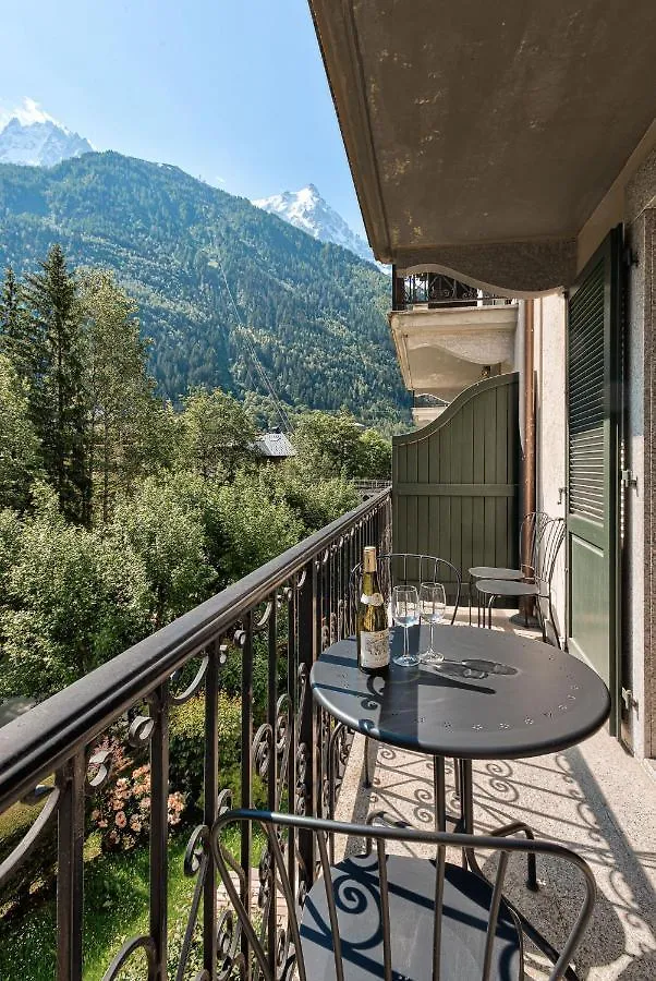 Apartment Cosmiques - Alpes Travel - Central Chamonix - Sleeps 4