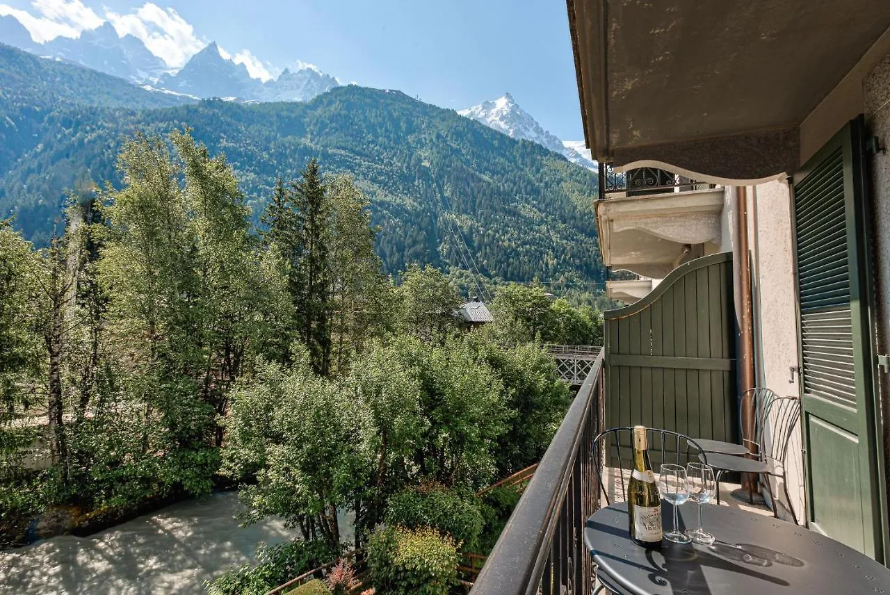 Apartment Cosmiques - Alpes Travel - Central Chamonix - Sleeps 4