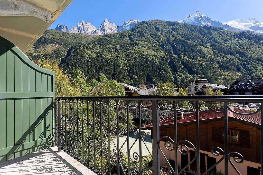 Apartment Cosmiques - Alpes Travel - Central Chamonix - Sleeps 4 France